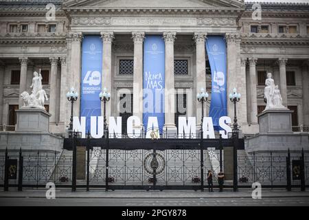 Die Front des Nationalkongresses mit dem Slogan "Never again" während des Tages der Erinnerung, Wahrheit und Gerechtigkeit in Buenos Aires. Die Menschen versammeln sich in Buenos Aires am Nationalfeiertag der Erinnerung an Wahrheit und Gerechtigkeit, an dem die Opfer der letzten Militärdiktatur in Argentinien geehrt werden. In den Jahren, die diese Diktatur dauerte, verschwanden mehr als 30.000 Menschen, Hunderte von Entführungen wurden verübt, Folter in geheimen Haftanstalten, die Aneignung von Neugeborenen und das zwangsweise Exil Tausender Argentinier. Stockfoto