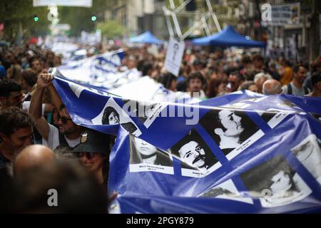 Tausende von Menschen halten während des Tages der Erinnerung, Wahrheit und Gerechtigkeit in Buenos Aires ein riesiges Banner mit Porträts der Opfer der Militärdiktatur. Die Menschen versammeln sich in Buenos Aires am Nationalfeiertag der Erinnerung an Wahrheit und Gerechtigkeit, an dem die Opfer der letzten Militärdiktatur in Argentinien geehrt werden. In den Jahren, die diese Diktatur dauerte, verschwanden mehr als 30.000 Menschen, Hunderte von Entführungen wurden verübt, Folter in geheimen Haftanstalten, die Aneignung von Neugeborenen und das zwangsweise Exil Tausender Argentinier. Stockfoto