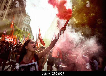 Buenos Aires, Argentinien. 24. März 2023. Demonstranten halten Fackeln und singen, während sie auf den Plaza de Mayo-Platz marschieren, während sie anlässlich einer Demonstration anlässlich des 47. Jahrestages des Militärputsches 1976 in Buenos Aires demonstrieren. Die Argentinier kommen zusammen, um den Opfern der Militärdiktatur am Nationalfeiertag der Erinnerung an Wahrheit und Gerechtigkeit zu gedenken. Kredit: SOPA Images Limited/Alamy Live News Stockfoto