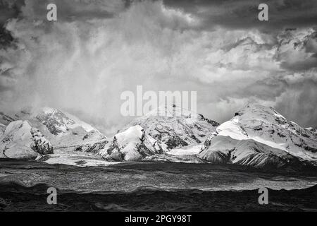 Blick auf den Muztagh Tower, bekannt als Vater der Gletscher, vom Pamirs Karakul See Stockfoto