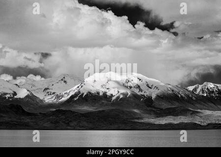 Blick auf den Muztagh Tower, bekannt als Vater der Gletscher, vom Pamirs Karakul See Stockfoto