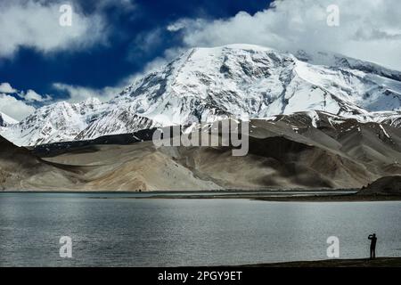 Blick auf den Muztagh Tower, bekannt als Vater der Gletscher, vom Pamirs Karakul See Stockfoto