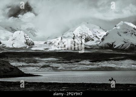 Blick auf den Muztagh Tower, bekannt als Vater der Gletscher, vom Pamirs Karakul See Stockfoto