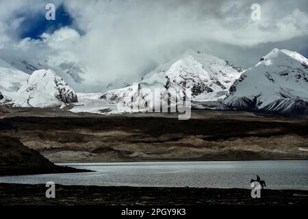 Blick auf den Muztagh Tower, bekannt als Vater der Gletscher, vom Pamirs Karakul See Stockfoto