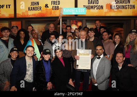 New York, New York, USA. 24. März 2023. New York, New York, bei einem öffentlichen Auftritt zur Enthüllung von Kander & Ebb Way zum Gedenken an Broadway Duo John Kander und Fred Ebb, St. James Theatre, New York, NY, 24. März 2023. Kredit: Manoli Figetakis/Everett Collection/Alamy Live News Stockfoto