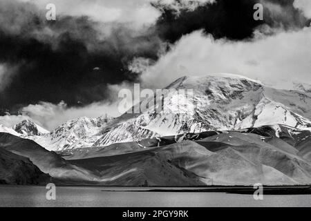 Blick auf den Muztagh Tower, bekannt als Vater der Gletscher, vom Pamirs Karakul See Stockfoto