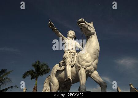 Sultan Hasanuddin, der berühmte Herrscher von Gowa Sultanate, wird auf einem Pferd in einer weißen Statue dargestellt, die sich in Fort Rotterdam in Makassar, Süd-Sulawesi, Indonesien befindet. Stockfoto