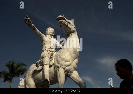 Sultan Hasanuddin, der berühmte Herrscher von Gowa Sultanate, wird auf einem Pferd in einer weißen Statue dargestellt, die sich in Fort Rotterdam in Makassar, Süd-Sulawesi, Indonesien befindet. Stockfoto