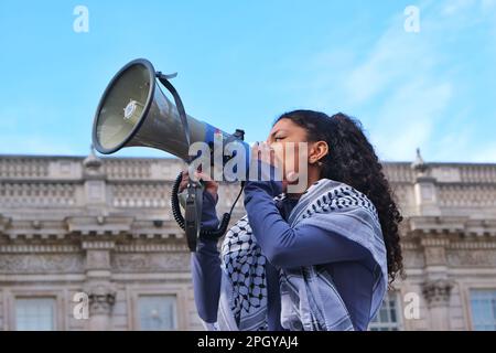 London, Großbritannien. 24. März 2023. Proteste wurden gegenüber der Downing Street in Whitehall vor und während des Besuchs des israelischen Premierministers Benjamin Netanjahu in der Downing Street 10 inszeniert. Zwei Hauptprotestgruppen bestanden aus Britisch-Israelis gegen umstrittene Justizreformpolitiken und pro-palästinensischen Bürgern, die über die Bürgerrechte und die Unterdrückung ihrer Bürger besorgt waren. Später kam eine viel kleinere Gruppe zur Unterstützung von Netanjahu. Kredit: Elfte Stunde Fotografie/Alamy Live News Stockfoto