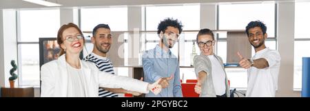 Eine vielfältige Gruppe von Kollegen, die gerne in einem Büro zusammenarbeiten. Teamwork-Konzept Stockfoto