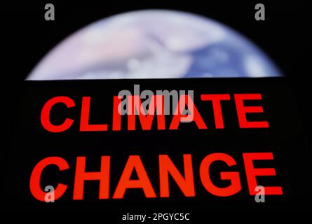 Ukraine. 24. März 2023. In dieser Fotoabbildung werden Wörter zum Klimawandel auf einem Smartphone-Bildschirm angezeigt. Kredit: SOPA Images Limited/Alamy Live News Stockfoto