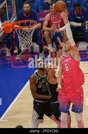 Washington, USA. 24. April 2023. WASHINGTON, DC - MÄRZ 24: Washington Wizards Center Kristaps Porzingis (6) schießt auf San Antonio Spurs Forward Keldon Johnson (3) während eines NBA-Spiels zwischen den Washington Wizards und den San Antonio Spurs am 24. März 2023 in der Capital One Arena in Washington, DC. (Foto: Tony Quinn/SipaUSA) Guthaben: SIPA USA/Alamy Live News Stockfoto