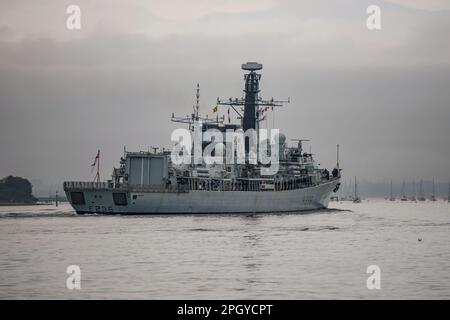 HMS Montrose (F236) fliegt ihren Wimpel in Portsmouth Harbour, Großbritannien, für ihre letzte Ankunft am 17. März 2023. Stockfoto