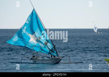 Jukung Fischerboote segeln zurück zum Strand in Amed, Bali, Indonesien Stockfoto