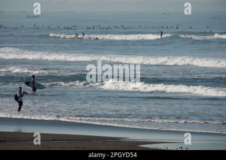 Surffreunde am frühen Morgen am beliebten Strand von Canggu, Bali, Indonesien Stockfoto