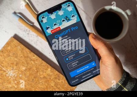 Danzig, Polen - März 2023 Handgehaltene Frau Chat GPT App-Symbol auf dem Bildschirm des Mobiltelefons iPhone Apple. Website des US-amerikanischen Unternehmens OpenAI LLC für künstliche Intelligenz. Webseite Prototyp für AI-Chatbot. Moderne Technologien Stockfoto