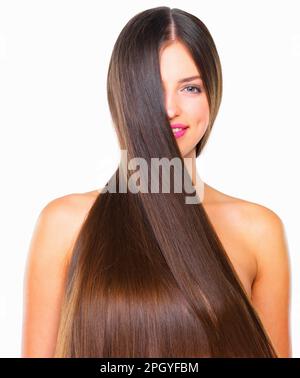 Es ist, als wäre man in einen Seidenmantel gewickelt. Studioporträt einer schönen jungen Frau, die vor weißem Hintergrund posiert. Stockfoto