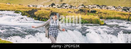 Asiatische Frau, die Joyful von Waterfall läuft, einen gesunden aktiven Lebensstil und Glück in wunderschöner natürlicher Umgebung, Panorama-Banner Stockfoto