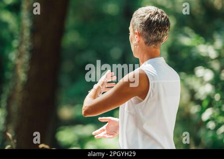 Eine Frau, die Tai Chi praktiziert Stockfoto