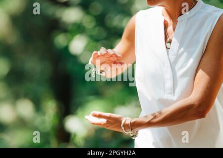 Frau, die Qigong im Wald praktiziert Stockfoto