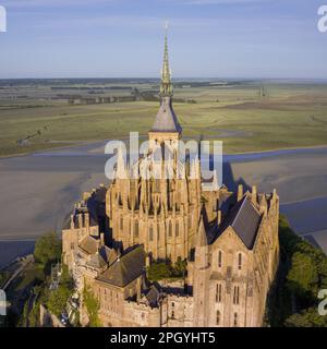 Frankreich. Normandie - Manche (50 m) aus der Vogelperspektive auf Mont Saint Michel von Osten. Im Vordergrund, der Apse der Abteikirche. Auf der rechten Seite, der Marv Stockfoto