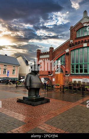 Toripolliisi, Marktpolizist, Bronzestatue auf dem Marktplatz, Bildhauer Kaarlo Mikkonen, Oulu, Nord-Ostrobothnia, Finnland Stockfoto