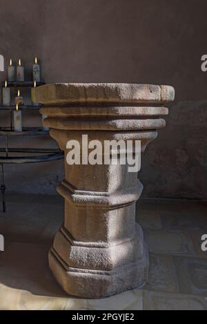 Historische Taufe aus dem 16. Jahrhundert, in der St. Egidienkirche, Beerbach, Mittelfrankreich, Bayern, Deutschland Stockfoto