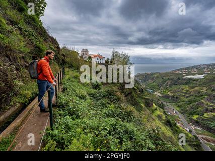 Wandern auf Fußweg, Levada do Moinho, Ponta do Sol, Madeira, Portugal Stockfoto