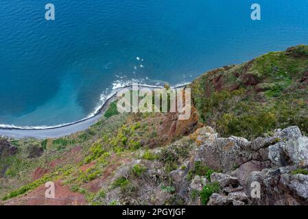 Blick auf die Küste, Blick auf die Klippen von der Aussichtsplattform, Küstenlandschaft, Vogelperspektive, Cabo Girao, Südküste, Madeira, Portugal Stockfoto