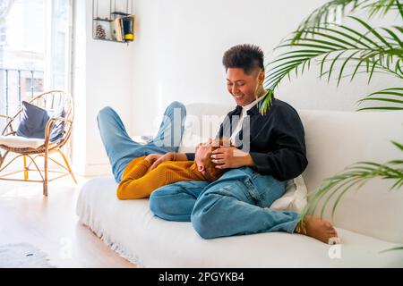 Wunderschönes schwules Paar, romantisch auf dem Sofa, kuscheln, lgbt-Konzept Stockfoto