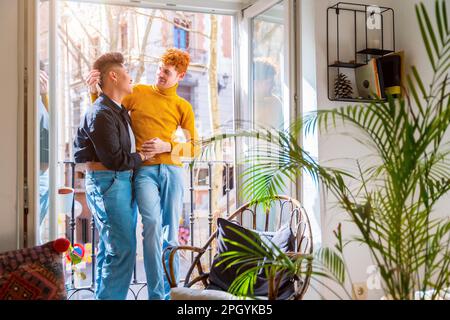 Wunderschönes schwules Paar, das romantisch am Fenster ist und sich gegenseitig hält, lgbt-Konzept Stockfoto