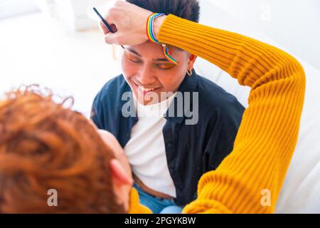 Wunderschönes schwules Paar, das sich schminkt und Spaß hat, zu Hause im Haus romantisch zu sein, lgbt-Konzept, echte Menschen Stockfoto