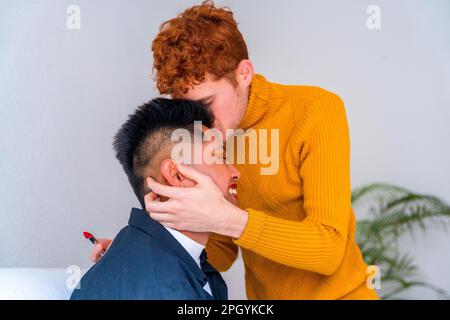 Wunderschönes schwules Paar, das sich schminkt, Küsschen, zu Hause romantisch zu sein, lgbt-Konzept Stockfoto