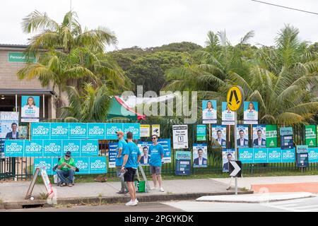 Samstag, 25. März 2023, Wahltag in New South Wales und Wähler gehen zu den Wahlen im ganzen Staat, bildeten Wähler auf dem Sitz der Pittwater-Wahl Stockfoto