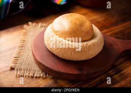 Ojo de Buey. Auch bekannt als Ojo de Pancha, ist es eines der traditionellen mexikanischen süßen Brote, die aus einem flockigen Brotring mit einer Orangenschale bestehen. Stockfoto