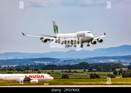 Boeing 747-400 Frachtflugzeug im Anflug, Flughafen, Stuttgart, Baden-Württemberg, Deutschland Stockfoto