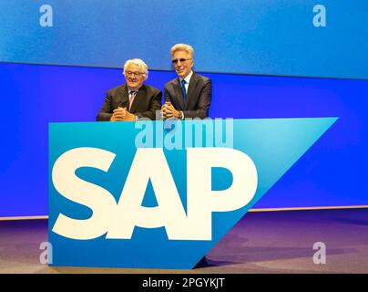 Hasso Plattner, Left, Chairman of the Supervisory Board of SAP SE, Bill McDermott, dann Sprecher des Executive Board, Logo, Annual General Stockfoto