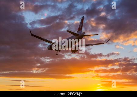 Flughafen ZRH mit Flugzeug im Anflug der Fluggesellschaft Swiss, Bombardier BD-500, Sunset, Zürich, Schweiz Stockfoto