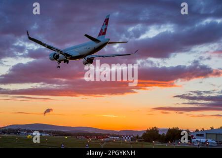 Flughafen ZRH mit Flugzeug im Anflug der Fluggesellschaft Swiss, Bombardier BD-500, Sunset, Zürich, Schweiz Stockfoto