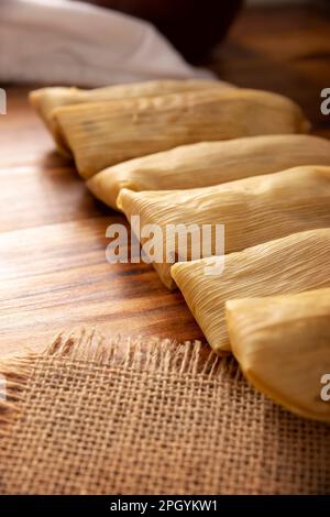 Tamales. Prähispanische Gericht typisch für Mexiko und einige lateinamerikanische Länder. Maisteig in Maisblätter gewickelt. Die Tamales werden gedämpft. Stockfoto