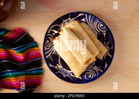 Tamales. Prähispanische Gericht typisch für Mexiko und einige lateinamerikanische Länder. Maisteig in Maisblätter gewickelt. Die Tamales werden gedämpft. Stockfoto