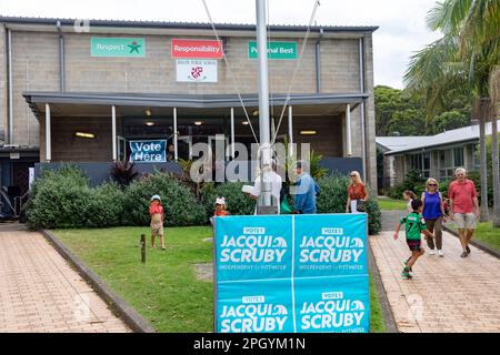 Samstag, 25. März 2023, Wahltag in New South Wales und Wähler gehen zu den Wahlen im ganzen Staat, sie bildeten Wähler auf dem Sitz von Pittwater Stockfoto