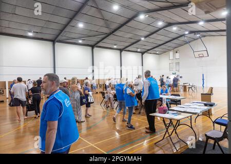 Samstag, 25. März 2023, Wahltag in New South Wales und Wähler gehen zu den Wahlen im ganzen Staat, die Leute wählen in Pittwater Seat, NSW, Australien Stockfoto