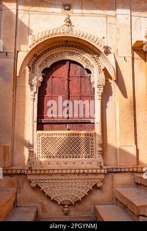 Historische jaisalmer Fort Vintage Fensterarchitektur aus verschiedenen Blickwinkeln am Tag Stockfoto