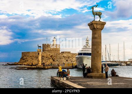 Mandraki Hafen, Hafeneingang mit Säulen mit Hirsch und Hintern, Ort des Kolosses von Rhodos, Rhodos Stadt, Griechenland Stockfoto