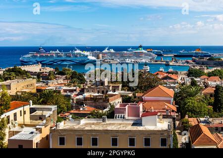 Blick auf Mandraki Hafen mit Kreuzfahrtschiffen, Rhodos Stadt, Griechenland Stockfoto