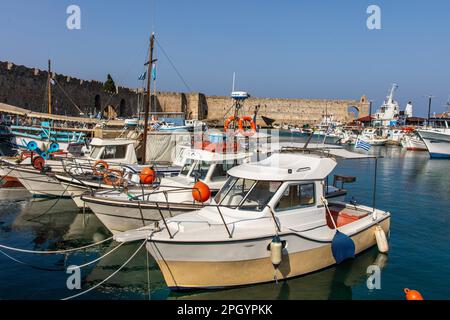 Mandraki Hafen, Rhodos Stadt, Griechenland Stockfoto