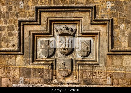 Wappen auf der französischen HostelKnights Street in der Altstadt aus der Zeit des Ordens von St. John, die einzige noch lebende Straße des 16. Jahrhunderts in der Stockfoto