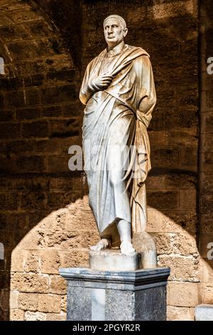 Innenhof, umgeben von Arkaden mit Statuen aus der hellenistischen und römischen Zeit, Grand Masters Palace, erbaut im 14. Jahrhundert vom Johnnite Stockfoto