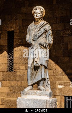 Innenhof, umgeben von Arkaden mit Statuen aus der hellenistischen und römischen Zeit, Grand Masters Palace, erbaut im 14. Jahrhundert vom Johnnite Stockfoto